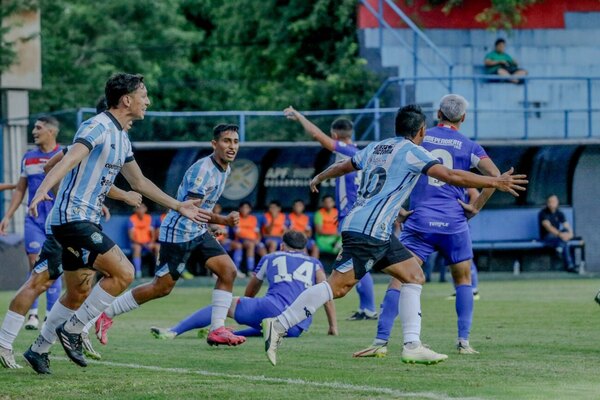 Versus / De la Bundesliga a la Intermedia y cambiado en el primer tiempo en su debut