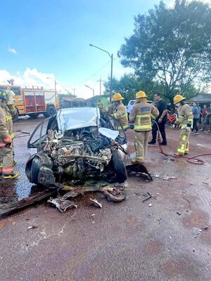 Brasileño muere al estrellarse con su auto contra la parte trasera de un tracto-camión - La Clave