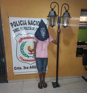Fue detenido con una farola y dice no saber dónde la robó - Policiales - ABC Color