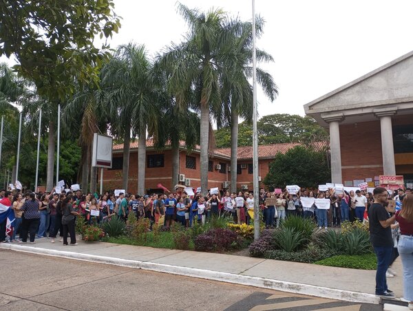 Al grito de 'Bachi sos la dictadura' reaccionaron los estudiantes