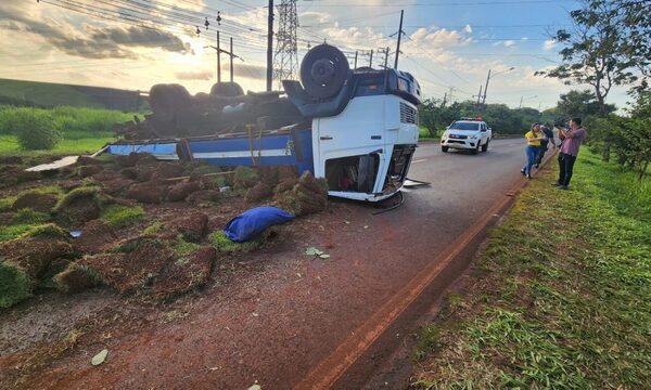 Camioncito se tumba en Hernandarias