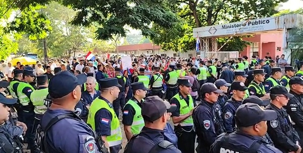 Prieto presiona al Ministerio Público con manifestación y carga de adornos navideños - ADN Digital