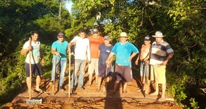 Vecinos de la compañía Potrero Irala construyeron un puente de madera - Noticiero Paraguay