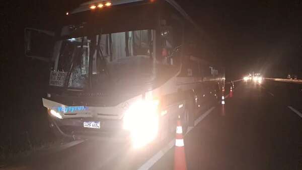 Bus de larga distancia atropelló y mató a un peatón sobre ruta PY02 - Nacionales - ABC Color