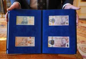 El Banco de Inglaterra presenta a Carlos III los primeros billetes con su imagen - Gente - ABC Color