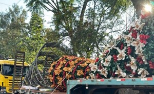 Prieto llevó 20 camiones de adornos navideños al Ministerio Público