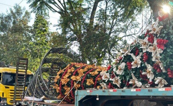 Prieto llevó 20 camiones de adornos navideños al Ministerio Público