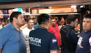 A gritos y huevazos, comerciantes incidentaron allanamiento en Encarnación - Noticiero Paraguay