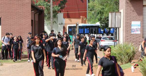 La Nación / Ante riesgo de derrumbe, alumnos retomaron clases en otra escuela