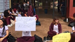 Alumnos de un colegio de CDE realizan sentata contra el acoso