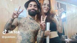 [VIDEO] ¿Qué hizo esta cueronita en el camerino del reguetonero Arcángel?