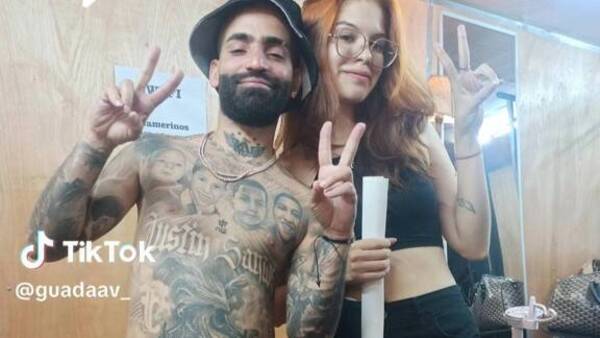 [VIDEO] ¿Qué hizo esta cueronita en el camerino del reguetonero Arcángel?