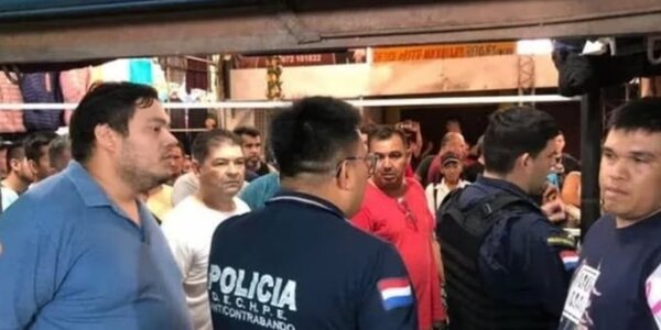 A gritos y huevazos, comerciantes incidentaron allanamiento en Encarnación