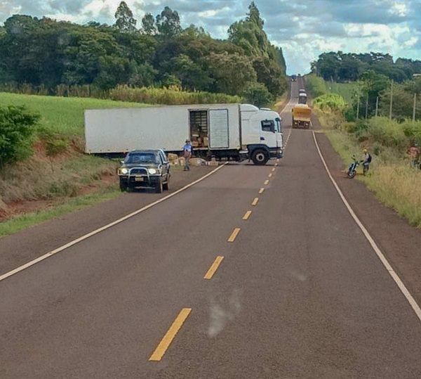 Banda de 20 hombres asalta camión de encomiendas en Canindeyú - La Tribuna