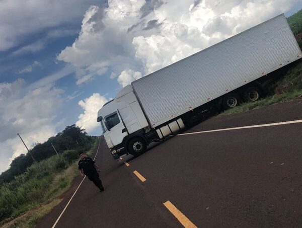 Al menos 10 personas asaltan camión transportador de mercancías y se enfrentan a policías · Radio Monumental 1080 AM