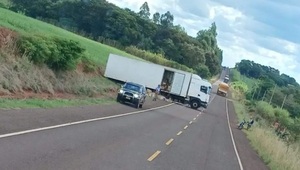 Piratas del asfalto interceptan y asaltan camión en Canindeyú