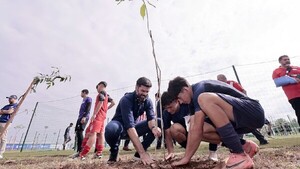Plantan árboles en el semillero de fútbol paraguayo