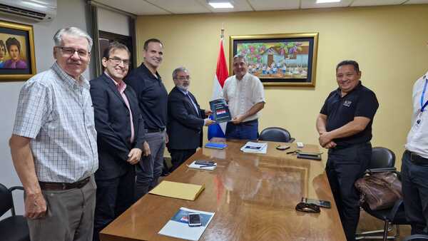 Representantes de diversos sectores abordaron aspectos del Plan Nacional de Desarrollo Educativo 2040 con el ministro de Educaci