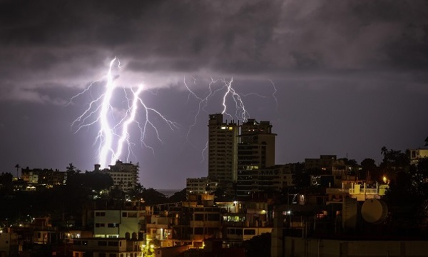 Nunca te bañes durante una tormenta, alertan expertos