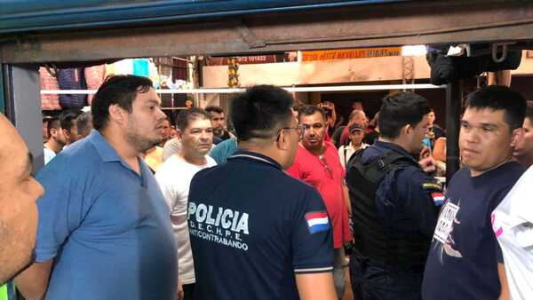 Abucheos y huevazos durante procedimiento fiscal en el Circuito Comercial de Encarnación