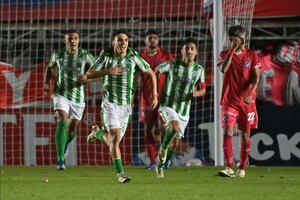 Versus / El sorprendente Racing uruguayo golea a Argentinos en Buenos Aires