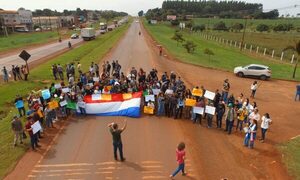 Aún es débil la manifestación de los estudiantes de la UNE en Minga e Itakyry, por Arancel Cero – Diario TNPRESS