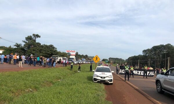 Universitarios bloquean ruta Py 02