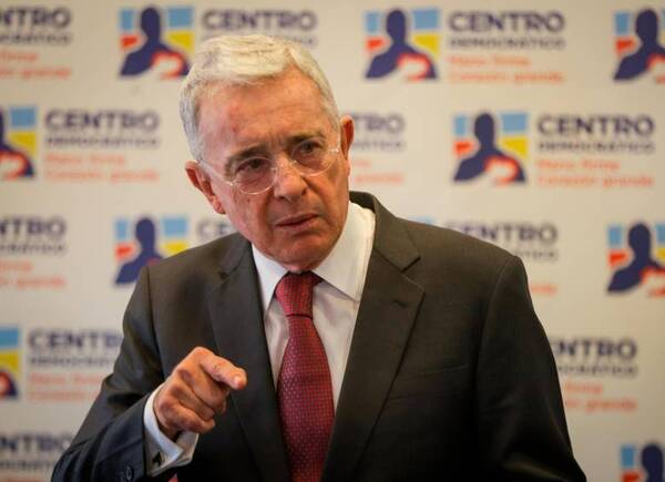 Colombia: el ex presidente Álvaro Uribe va a juicio, acusado de pagar sobornos a testigos - .::Agencia IP::.