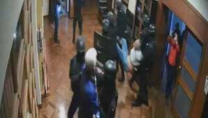 Video: Cómo actuó la policia de Ecuador en la Embajada de México en Quito - Mundo - ABC Color