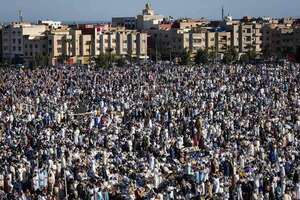 Multitudinarios rezos en Marruecos en la celebración del “Aid al Fitr” - Mundo - ABC Color