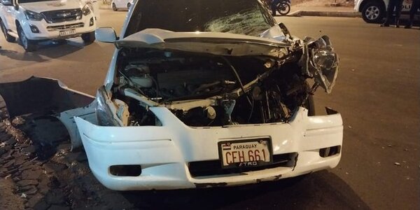 Conductor abandona su vehículo tras chocar contra camión