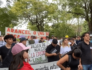 Arancel cero: estudiantes de la UNE llegan a Asunción para sumarse a protestas · Radio Monumental 1080 AM