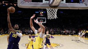 Los Warriors dejan a los Lakers contra las cuerdas