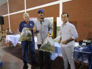 EBY entregó alevines a productores de San Juan del Paraná