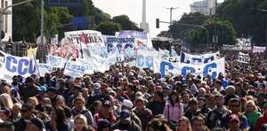 Caos y tensión en Argentina: piqueteros y policías se enfrentan en una jornada de protestas - Mundo - ABC Color