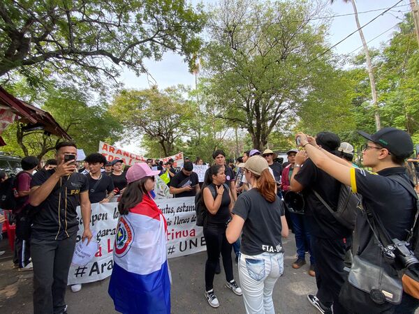 Arancel cero: no hubo acuerdo entre estudiantes de la UNE y legisladores tras reunión · Radio Monumental 1080 AM