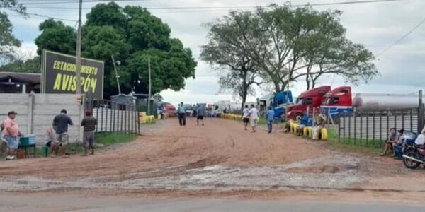 Camioneros bolivianos se emborrachan y ponen música a todo volumen, denuncian vecinos