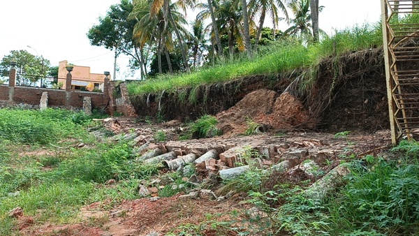 Colapsó parte de la muralla perimetral del antiguo ex Piscis Marina Club