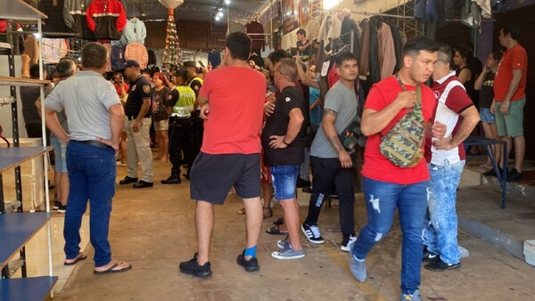Con abucheos y huevazos repudian intervención de comercios