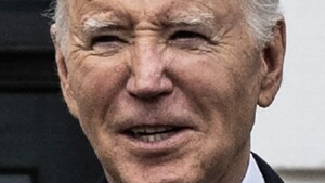 Aprobación de Biden cae entre latinos, Trump mejora