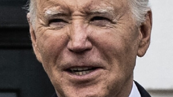 Aprobación de Biden cae entre latinos, Trump mejora