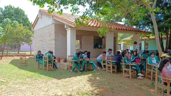 AUDIO: Estudiantes del colegio Andrés Barbero llegan a un acuerdo con las autoridades y retomarán las clases - Periodísticamente - ABC Color