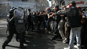 Policía reprime manifestantes en Buenos Aires y detiene a ocho personas