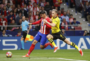 Versus / Atlético de Madrid saca ventaja, pero dejó vivo al Dortmund