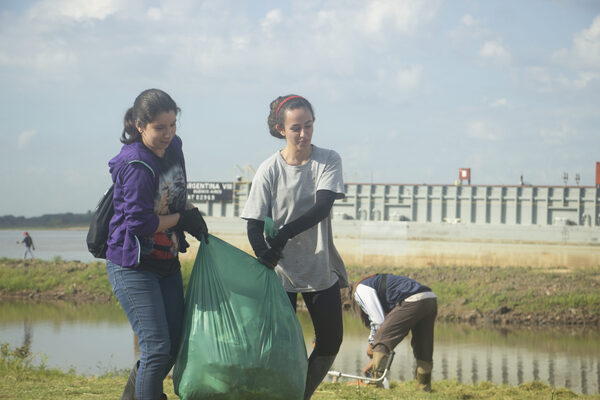 Atrevidos de verdad son estos enemigos de la basura. Objetivo: Paraguay el país más limpio del mundo.