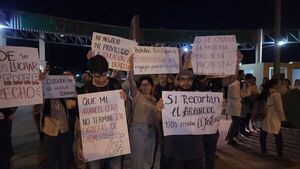 Estudiantes de Medicima y Ciencias Exactas de la UNC protestan exigiendo el Arancel Cero