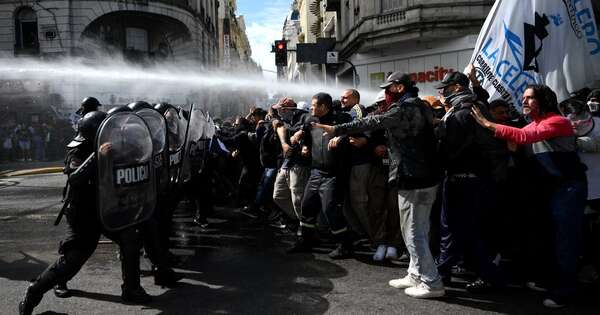 La Nación / Crisis en Argentina: manifestantes enfrentan a la Policía y hay ocho detenidos
