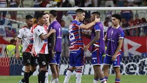 Fortaleza golea con doblete del argentino Lucero y se aisla en la cima del Grupo D