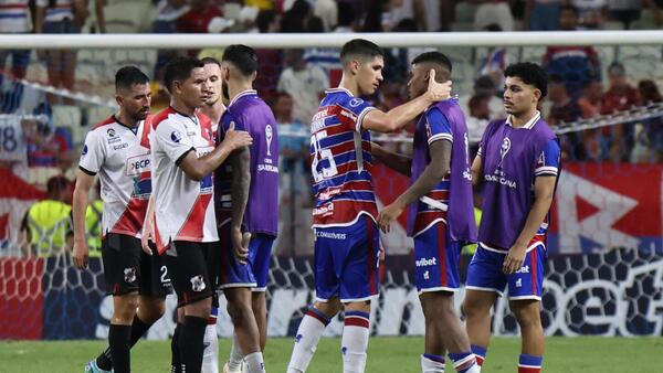 Fortaleza golea con doblete del argentino Lucero y se aisla en la cima del Grupo D