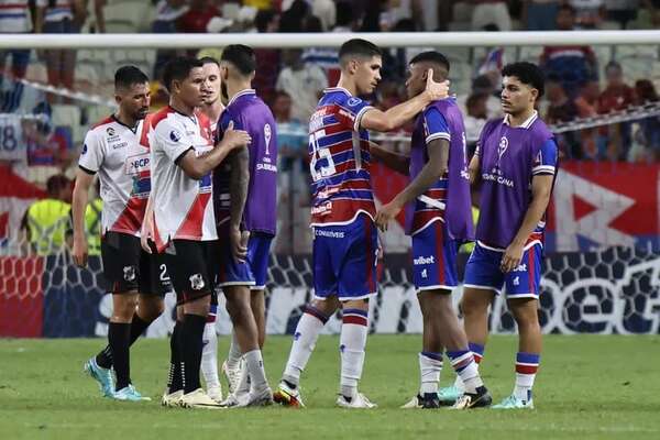 Fortaleza golea con doblete del argentino Lucero y se aisla en la cima del Grupo D - Fútbol Internacional - ABC Color